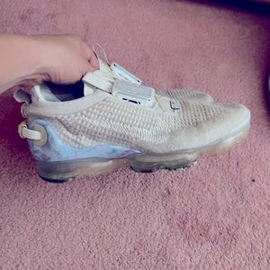 Women’s size 7 air max worn but in good condition